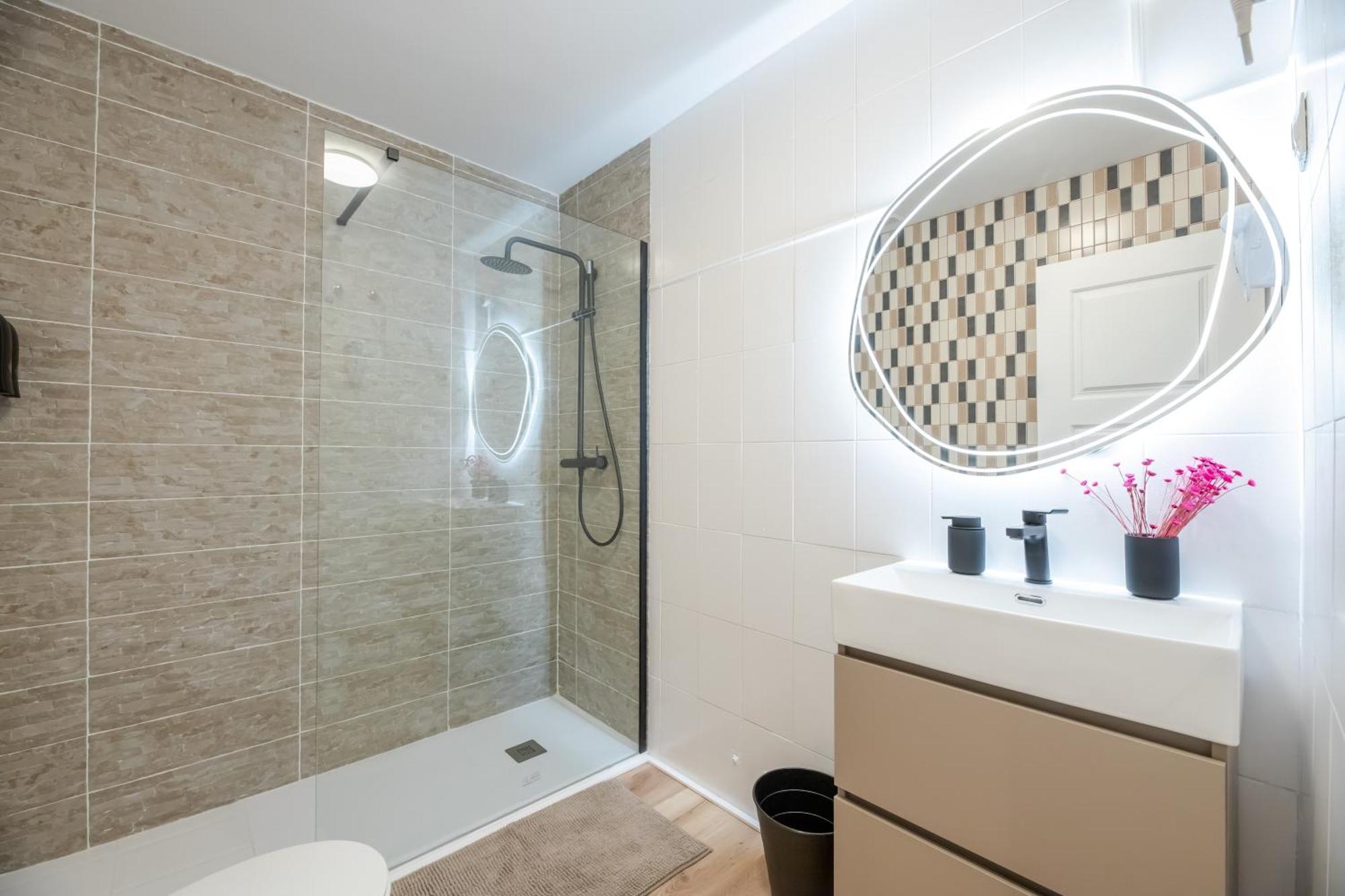 Charming 4-Bedroom Apartment In Malaga'S Historic Center Eksteriør bilde